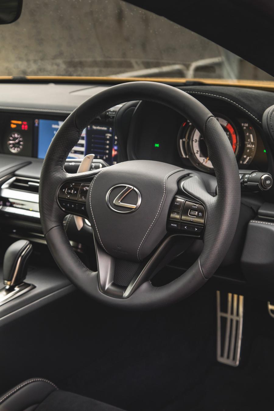 Панель приборов Lexus LC500 2017 года  (ZA) (фото 12 из 22)